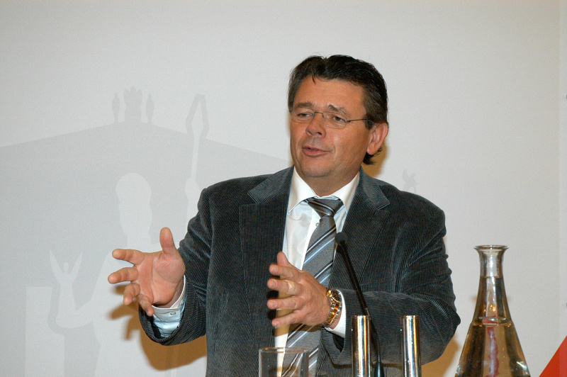 der Vorsitzende der GPA-DJP Wolfgang Katzian am Rednerpult.