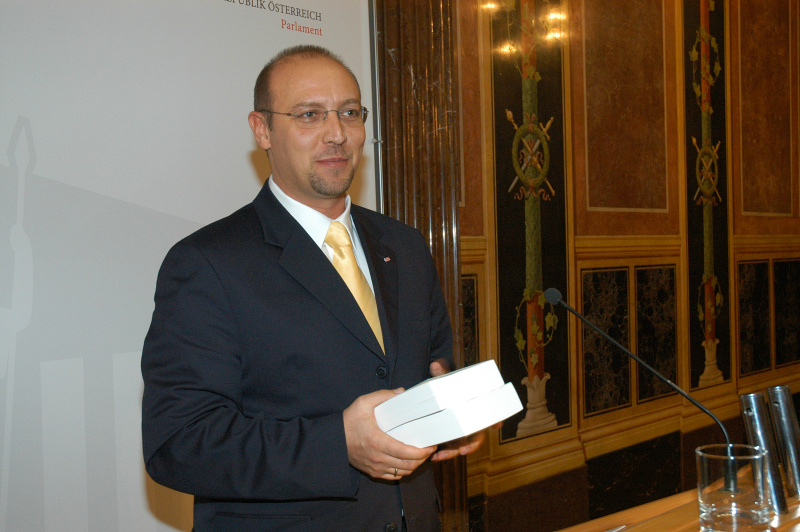 Geschäftsführer des Verlages der österreichischen Gewerkschaftsbundes Dir.Mag. Gerhard Bröthaler am Rednerpult.