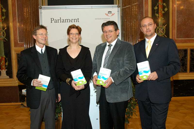 v.li. Herausgeber a.o.Univ.-Prof.MMag.DDr. Günther Löschnigg, Staatssekretärin im Bundesministerium für Wirtschaft und Arbeit Christine Marek, Vorsitzender der GPA-DJP Wolfgang Katzian, Geschäftsführer des Verlages der österreichischen Gewerkschaftsbundes Dir.Mag. Gerhard Bröthaler.