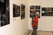 Zwei Veranstaltungsteilnehmer betrachten Ausstellungsobjekte.