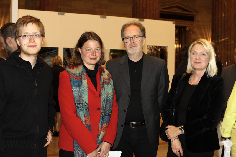 v.li. Peter Bauer's Sohn, Historikerin und Autorin Tina Walzer, Fotograf DI Dr. Peter Bauer und dessen Gattin.