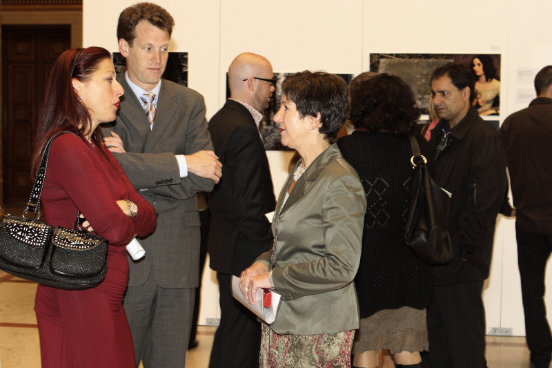 v.li. Generalsekretärin des Österreichischen Nationalfonds für Opfer des Nationalsozialismus und des Allgemeinen Entschädigungsfonds Hannah Lessing im Gespräch mit dem außenpolitischen Berater des Büros der NR-Präsidentin Helfried Carl und Barbara Prammer.