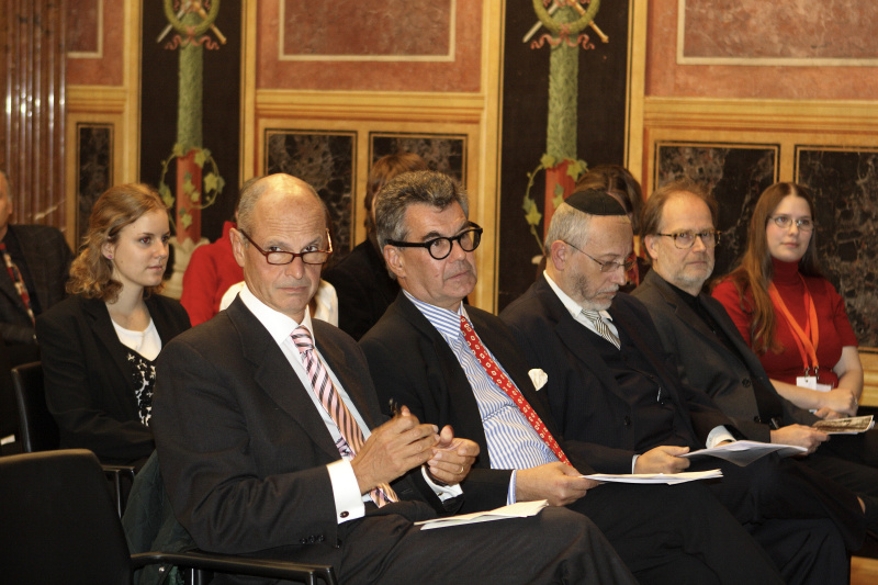 Blick in Richtung Veranstaltungsteilnehmer - v.li. Bereichsleiter für Restitutionsangelegenheiten der Stadt Wien und Kuratoriumsmitglied im Zukunftsfonds der Republik Österreich Obersenatsrat Dr. Kurt Scholz, Geschäftsführer von EDUCULT Dr. Michael Wimmer, Generalsekretär der israelischen Kultusgemeinde Wien Mag. Raimund Fastenbauer, Fotograf DI Dr. Peter Bauer, Eva-Maria Bauer.