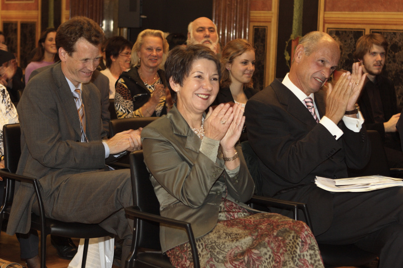 Blick in Richtung Veranstaltungsteilnehmer - v.li. Barbara Prammer applaudiert, Bereichsleiter für Restitutionsangelegenheiten der Stadt Wien und Kuratoriumsmitglied im Zukunftsfonds der Republik Österreich Obersenatsrat Dr. Kurt Scholz, dahinter der außenpolitische Berater des Büros der NR-Präsidentin Helfried Carl.