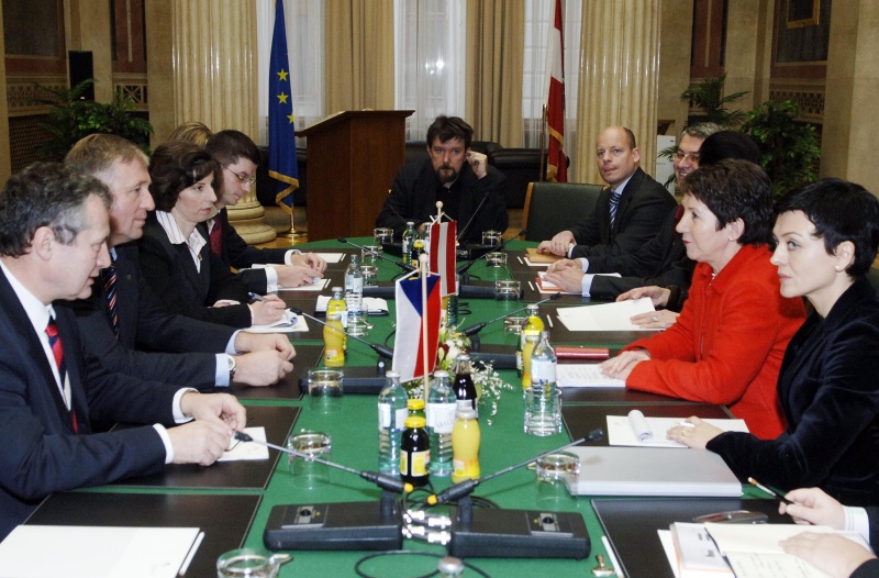 v.li. die tschechische Delegation mit dem tschechischen Ministerpräsidenten Mirek Topolánek, vis à vis eine Veranstsaltungsteilnehmerin, Barbara Prammer, Alexis Wintoniak, Lukas Mussi, Andreas Pittler.