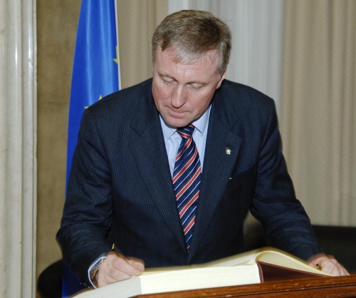 Der tschechische Ministerpräsident Mirek Topolánek beim Eintrag ins Gästebuch.