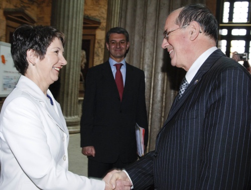 v.li. Barbara Prammer begrüßt den Präsidenten der slowenischen Nationalversammlung Dr. France Cukjati, im Hintergrund Alexis Wintoniak.