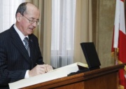 der Präsident der slowenischen Nationalversammlung Dr. France Cukjati beim Eintrag ins Gästebuch.