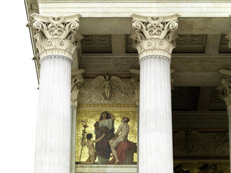 Korinthische Säulen im Portikus. Kassettendecke. Detail des Glasmosaikfrieses von E. Lebiedzki