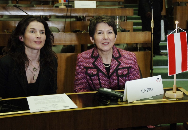 v.li. Veranstaltungsteilnehmer, Barbara Prammer.