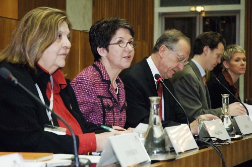 v.li. Elissavet Papadimitriou (Europaforum Wachau), Barbara Prammer, Antonio Maria Costa (Exekutivdirektor des UN-Büros für Drogen- und Verbrechensbekämpfung).