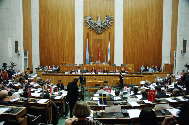 Am Podium v.li. Veranstaltungsteilnehmer, Anders Johnsson, Elissavet Papadimitriou, Barbara Prammer, Antonio Maria Costa, Veranstaltungsteilnehmer.