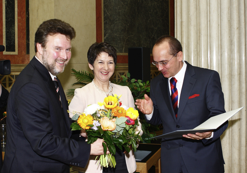 v.li. Michael Ludwig (Amtsführender Stadtrat, Vorsitzender des Vorstandes des VÖV), Barbara Prammer, Robert Streibel (Förderpreis-Empfänger). Bei der Übergabe des Preises, Blumenstrauß.