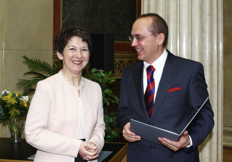 v.li. Barbara Prammer, Robert Streibel (Förderpreis-Empfänger).