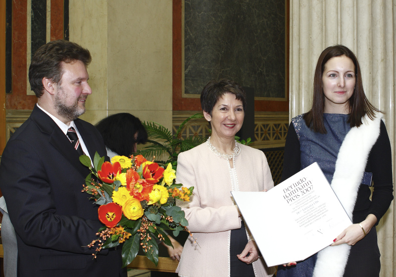 v.li. Michael Ludwig (Amtsführender Stadtrat, Vorsitzender des Vorstandes des VÖV), Barbara Prammer, Tamara Ehs (Preisträger). Bei der Übergabe des Preises, Blumenstrauß.