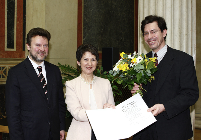 v.li. Michael Ludwig (Amtsführender Stadtrat, Vorsitzender des Vorstandes des VÖV), Barbara Prammer, Christian H. Stifter (Preisträger). Bei der Übergabe des Preises, Blumenstrauß.