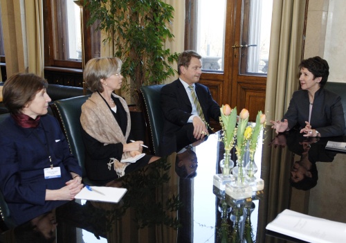 v.li. Zwei finnische Delegierte, der finnische Parlamentspräsident Sauli Väinämö Niinistö und Barbara Prammer im Gespräch.