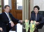 v.li. der finnische Parlamentspräsident Sauli Väinämö Niinistö im Gespräch mit Barbara Prammer.