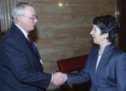 v.li. der OSZE Generalsekretär aus den Vereinigten Staaten Spencer Oliver begrüßt Barbara Prammer.