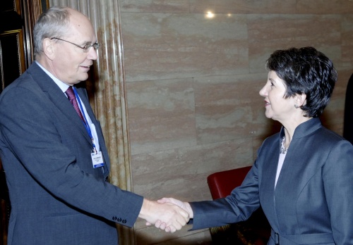 v.li. der schwedische OSZE-Präsident Göran Lennmarker begrüßt Barbara Prammer.