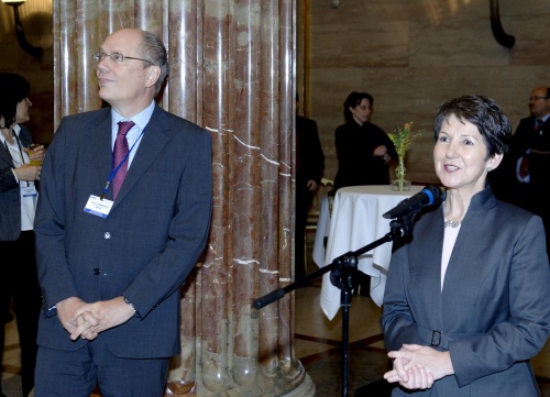 v.li. der schwedische OSZE-Präsident Göran Lennmarker, Barbara Prammer am Mikrofon.