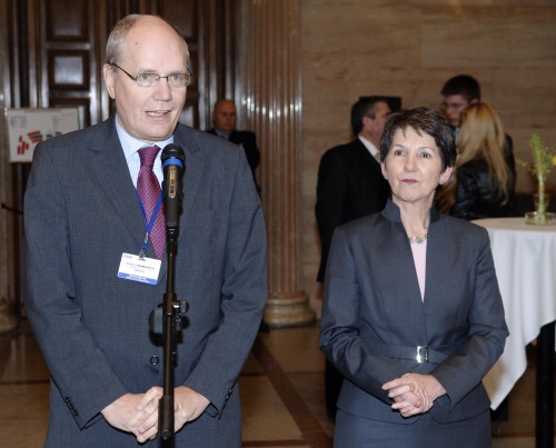 v.li. der schwedische OSZE-Präsident Göran Lennmarker am Mikrofon, Barbara Prammer.