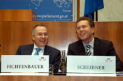 am Podium v.li. Peter Fichtenbauer, Herbert Scheibner am Mikrofon.