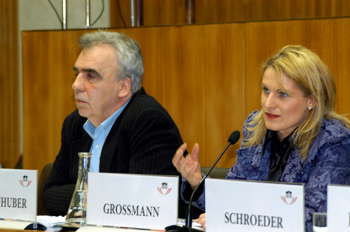 am Podium v.li. Johannes Voggenhuber, Elisabeth Grossmann am Mikrofon.