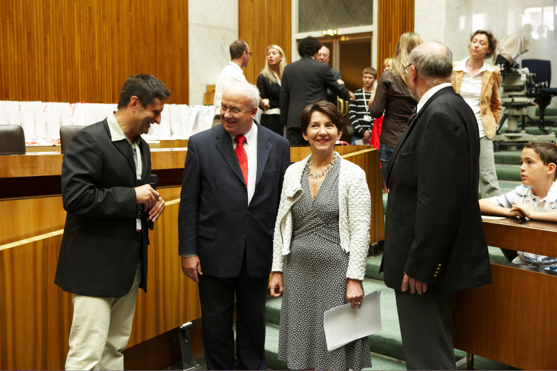 v.li. Eric Amelin, Jürgen Weiss, Barbara Prammer, Gottfried Marckhgott. Im Hintergund: Markus Stöger, Stefan Belabed, Sigurd Bauer, Schüler, Lisa Hakel, Elisabeth Schindler-Müller, Schüler.
