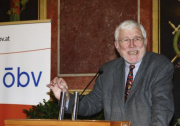 Univ.-Prof.Dr. Peter Gerlich von der Universität Wien am Rednerpult.