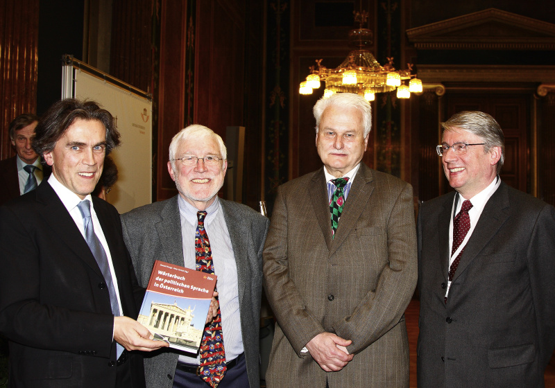 v.li. Generalsekretär Dr. Emil Brix, Univ.-Prof.Dr. Peter Gerlich von der Universität Wien, Univ.-Prof.Dr. Oswald Panagl von der Universität Salzburg, ein Veranstaltungsteilnehmer.