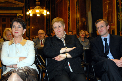 v.li. Barbara Prammer, Vizepräsidentin des Bundesrates a.D. Anna-Elisabeth Haselbach, Jörg Forbrig (Herausgeber).