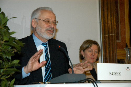v.li. Sonderkoordinator Erhard Busek, Sonja Puntscher-Riekmann (Direktorin des Instituts für Europäische Integrationsforschung).