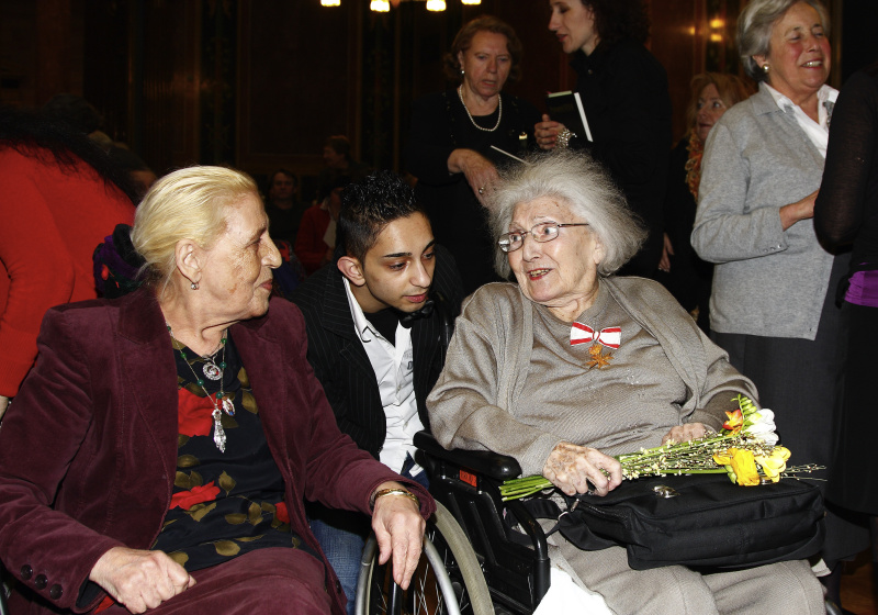 Von links: Ceija Stojka, Veranstaltungsteilnehmer, Dagmar Ostermann.