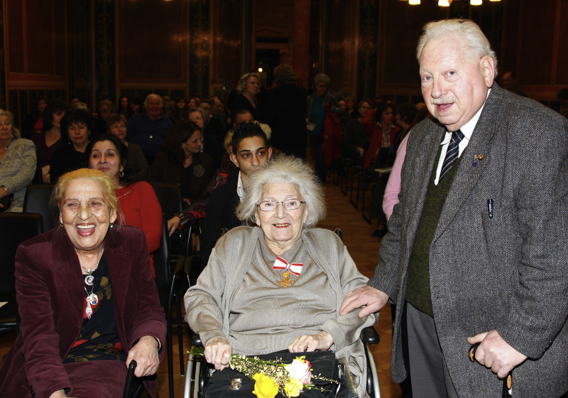 Von links: Ceija Stojka, Dagmar Ostermann, Veranstaltungsteilnehmer.