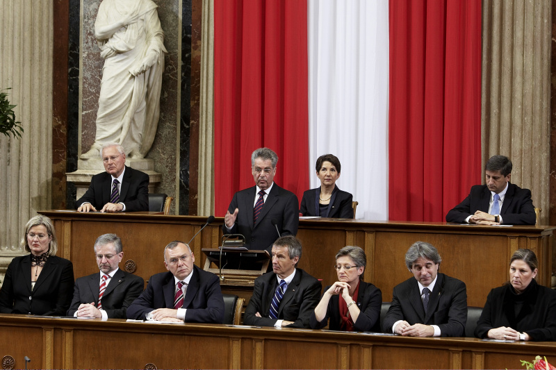 Erste Reihe v.li. Ursula Plassnik, Wilhelm Molterer, Alfred Gusenbauer, Martin Bartenstein, Claudia Schmied, Erwin Buchinger und Adrea Kdolsky, Heinz Fischer am Rednerpult,  Zweite Reihe v. li.  Bundesratspräsident Helmut Kritzinger und Nationalratspräsidentin Barbara Prammer und der 2. Nationalratspräsident Michael Spindelegger.