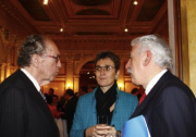 v.li. ein Veranstaltungsteilnehmer im Gespräch mit Ulrike Lunacek und dem 
ao. und bv. Botschafter der Vereinigten Mexikanischen Staaten Alejandro Diaz y Perez Duarte.