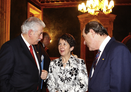 v.li. ao. und bv. Botschafter der Vereinigten Mexikanischen Staaten Alejandro Diaz y Perez Duarte und Barbara Prammer im Gespräch mit einem Veranstaltungsteilnehmer.