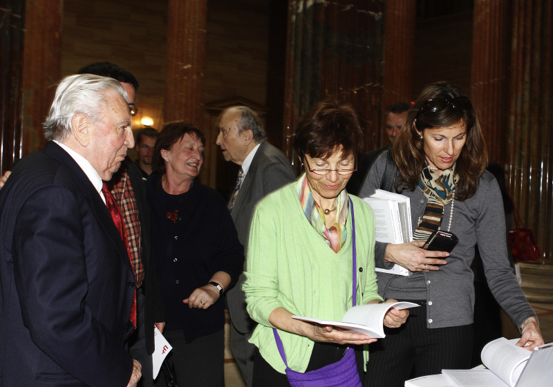 Veranstaltungsteilnehmer am Büchertisch