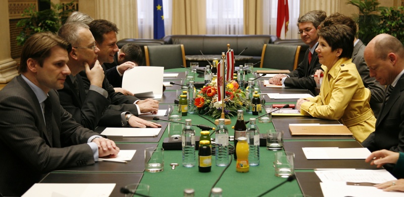 3 v.li. Gordan Jandrokovic (kroatischer Außenminister), re. Seite: Alexis Wintoniak, Helfried Carl, Barbara Prammer, Lukas Mussi.