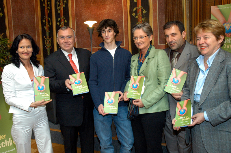 v.li. Eva Glawischnig, Alfred Gusenbauer, Matthias Mayer (Gewinner des Wettbewerbs), Claudia Schmied, Boris Nemsic (Generaldirektor Telekom Austria Group), Brigitte Ederer (Generaldirektorin Siemens Österreich).