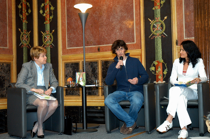 v.li. Brigitte Ederer (Generaldirektorin Siemens Österreich), Matthias Mayer (Gewinner des Wettbewerbs, Eva Glawischnig.