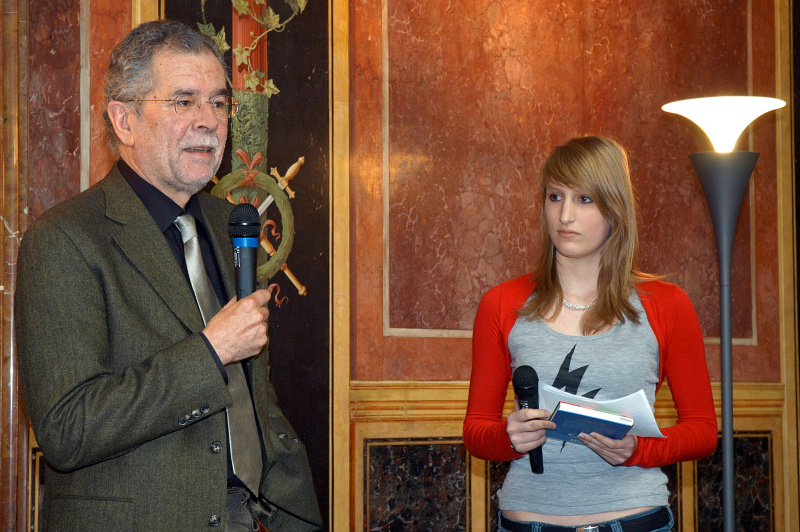 v.li. Alexander van der Bellen, Schülerin.