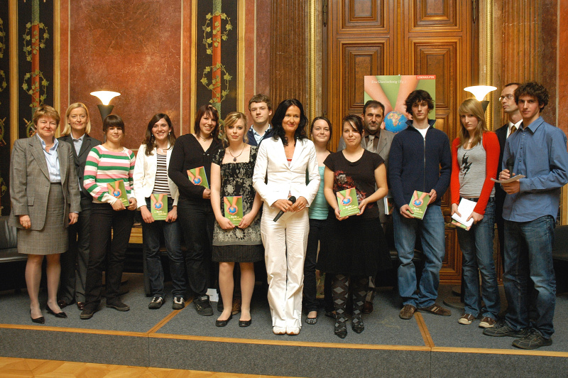 v.li. Brigitte Ederer (Generaldirektorin Siemens Österreich), Johanna Rachinger (Generaldirektorin der Österreichischen Nationalbibliothek), Schüler, Eva Glawischnig, Schüler, Boris Nemsic (Generaldirektor Telekom Austria Group), Matthias Mayer (Gewinner des Wettbewerbs), Schüler, Richard Starkel (kaufm. Geschäftsführer Verlag Carl Überreuter), Schüler.