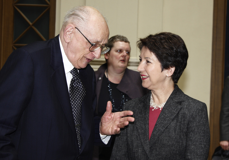 v.li. Staatssekretär Warschau, Prof. Dr. Wladyslaw Bartoszewski im Gespräch mit Barbara Prammer.