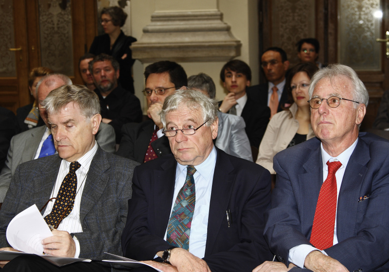 Blick in Richtung Veranstaltungsteilnehmer - v.li. Professor für Politikwissenschaften Dr. Anton Pelinka, Vorstand des Sir Peter Ustinov Instituts Dr. Friedrich Gehart, Leiter des Zentrums für Antisemitismusforschung an der TU Berlin Prof. Dr. Wolfgang Benz.