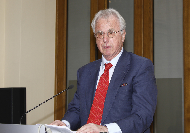 Dr. Friedrich Gehart, Vorstand des Sir Peter Ustinov Instituts, am Rednerpult.