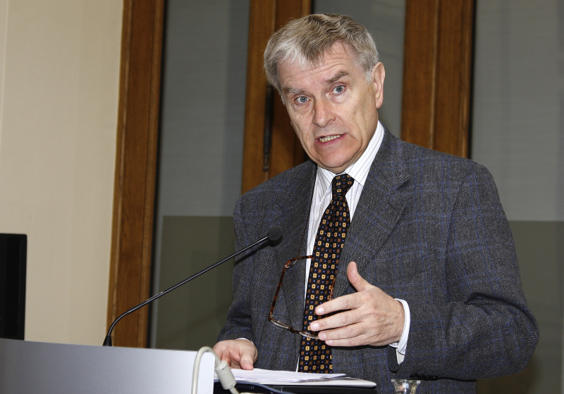 Professor für Politikwissenschaften Dr. Anton Pelinka am Rednerpult.