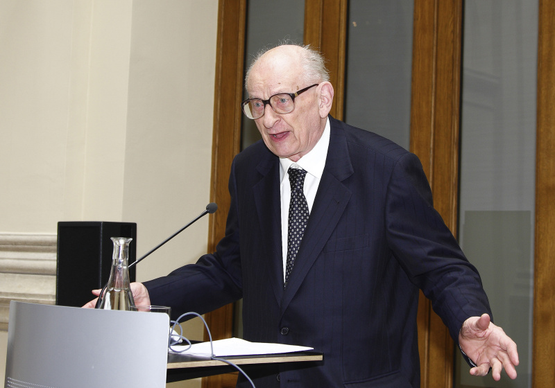 Staatssekretär Warschau, Prof. Dr. Wladyslaw Bartoszewski am Rednerpult.