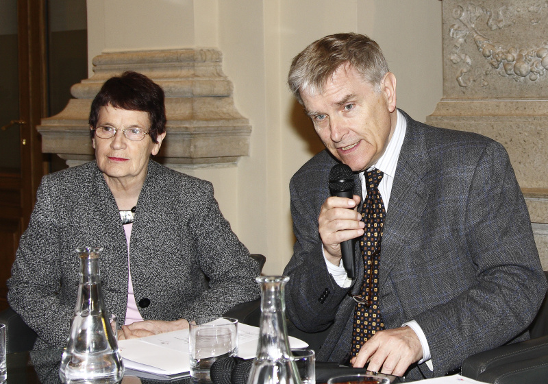 v.li. die deutsche Bundestagspräsidentin a.D. Dr. Rita Süssmuth, Professor für Politikwissenschaften Dr. Anton Pelinka am Mikrofon.